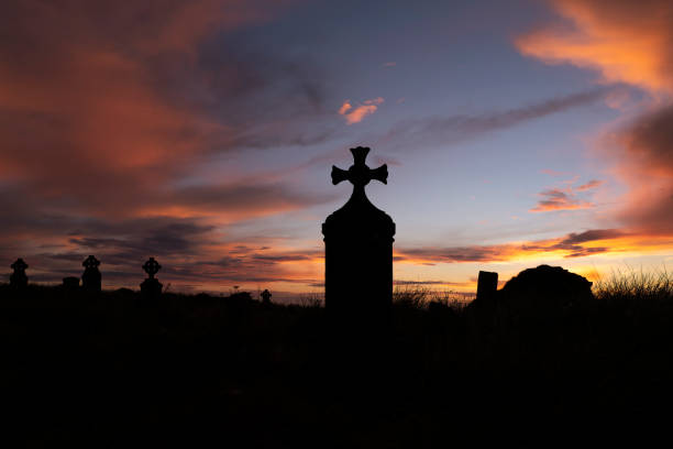 cross abbey friedhof in der abenddämmerung, mullet, mayo, irland - celtic cross republic of ireland sunset silhouette stock-fotos und bilder