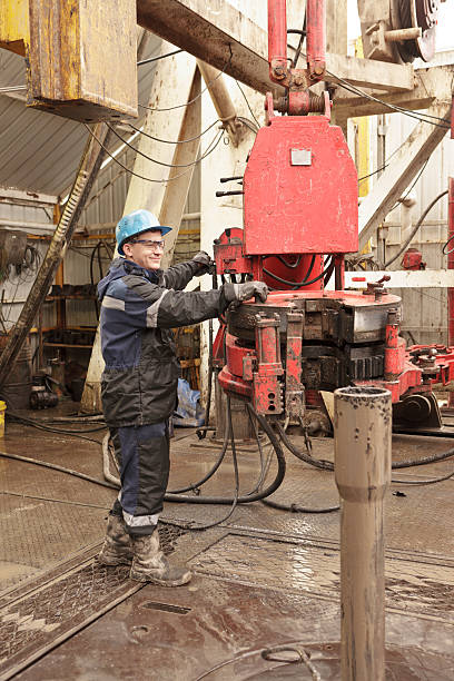 pracownik w urządzeniu do podłogi - hydraulic platform hose oil industry industry zdjęcia i obrazy z banku zdjęć