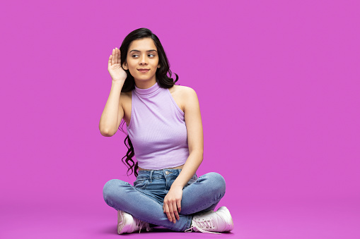 Photo portrait of young pretty girl gossiping wearing top isolated on purple background