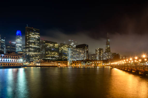 horizonte y paseo marítimo de san francisco en una noche brumosa de otoño - pier seven fotografías e imágenes de stock