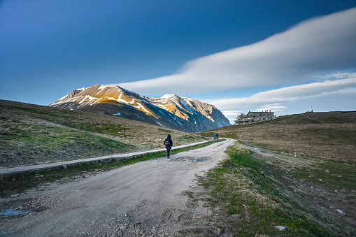 Donna che cammina in Forca di Presta verso il Monte Vettore
