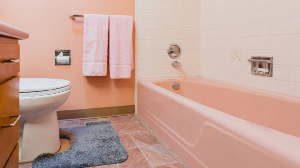 istock Retro Vintage Pink Bathtub and Bathroom 1477626294