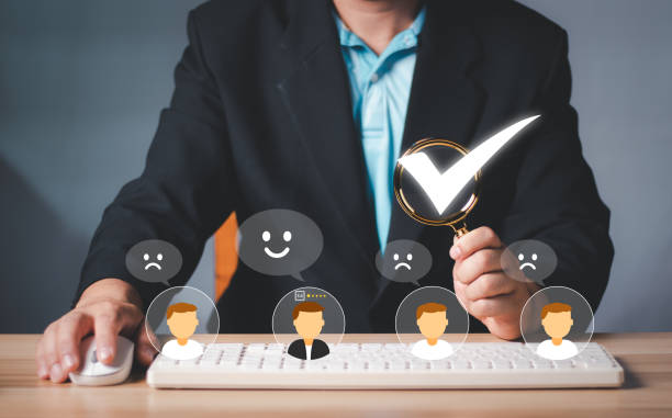 Businessman holding magnifier for searching to human icons for human development and recruitment concept. Human Resource Management HRM concept, Customer review satisfaction feedback survey concept, 5 Star. empresario sosteniendo lupa para buscar iconos humanos para el desarrollo humano y el concepto de reclutamiento. concepto de gestión de recursos humanos de gestión de recursos humanos, concepto de encuesta de comentarios de satisfacción de revisión del