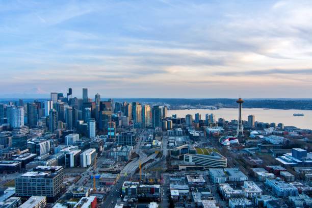 istock Seattle, Washington and Mount Rainier at sunset 1477656534