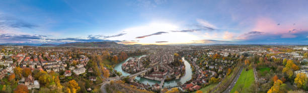 vista aérea del cielo crepuscular de la ciudad de berna, la capital de suiza. - berna fotografías e imágenes de stock