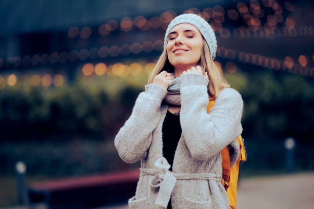 mulher feliz que usa malhas elegantes ao ar livre - wind scarf women people - fotografias e filmes do acervo