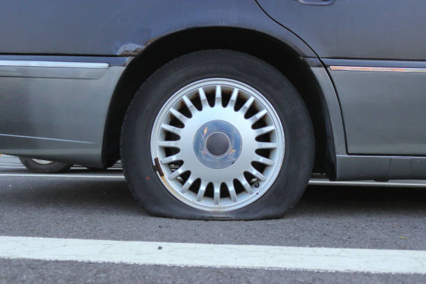 une crevaison sur une voiture abandonnée depuis longtemps - bumper stickers photos et images de collection