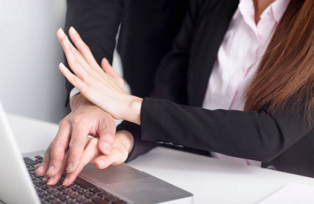 Homme d’affaires touchant la main de la femme se sentant dégoûté et mal à l’aise. Harcèlement sexuel inapproprié au bureau - Photo