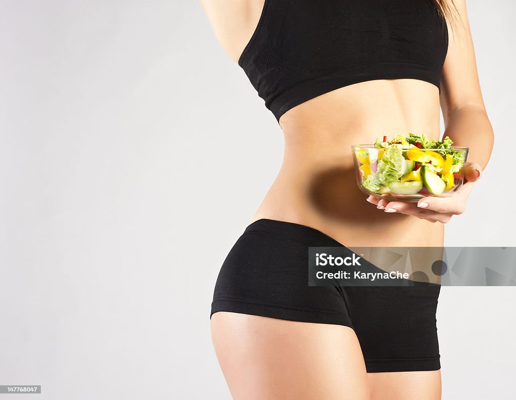 Sports prés jeune fille. Salade composée - Photo de Adulte libre de droits