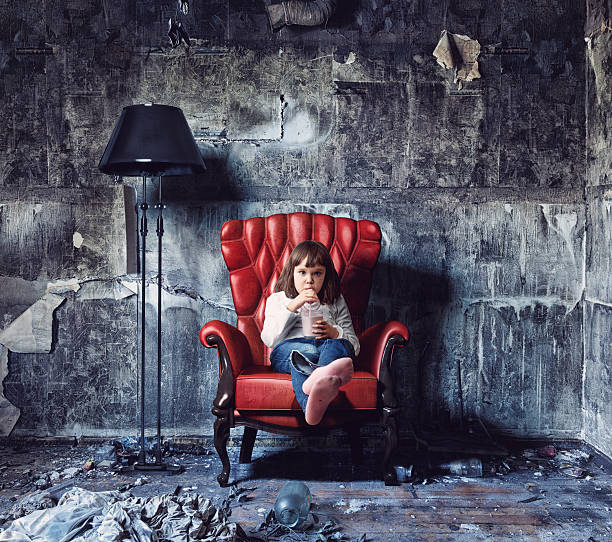 ragazza in grunge interno - burnt furniture chair old foto e immagini stock