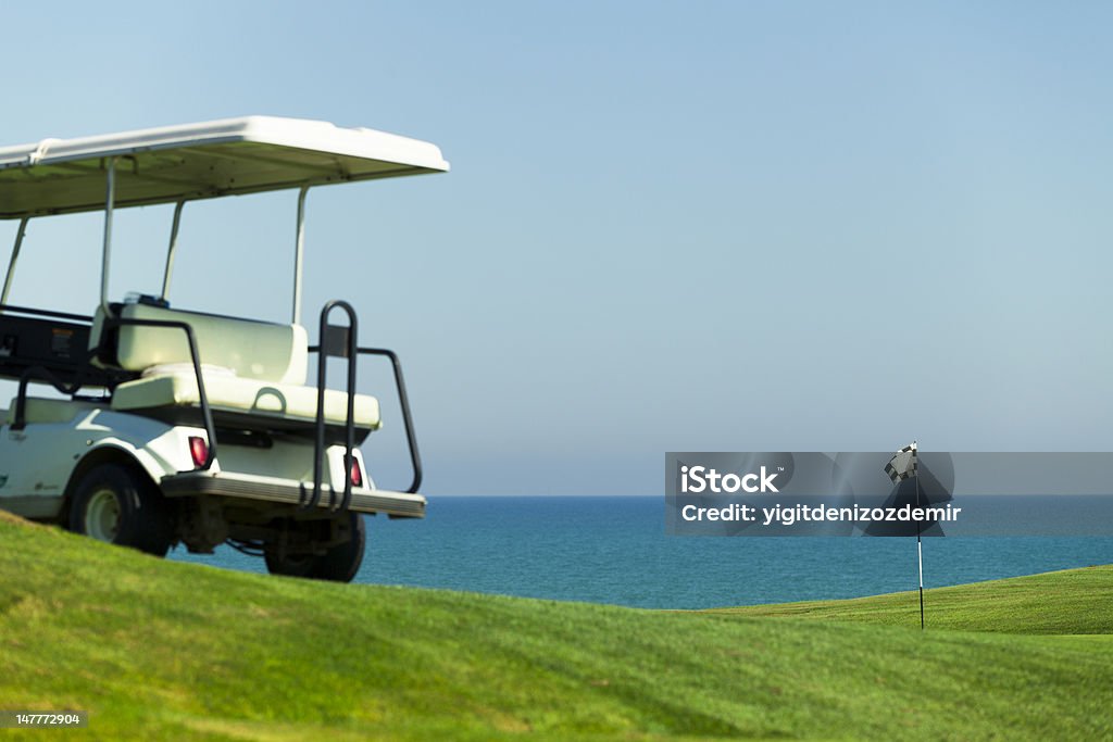 Bandera de golf y en el carrito - Foto de stock de Actividad libre de derechos