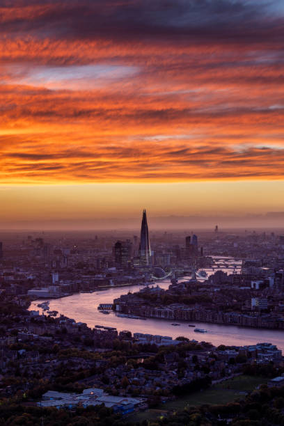 lo skyline di londra con tower bridge e tamigi durante un tramonto colorato - weather england london england thames river foto e immagini stock