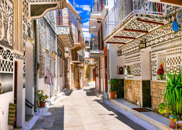 그리스에서 가장 아름다운 마을 - "페인티드 빌리지" 로 알려진 키오스 섬의 독특한 전통 피르기 - chios island 뉴스 사진 이미지