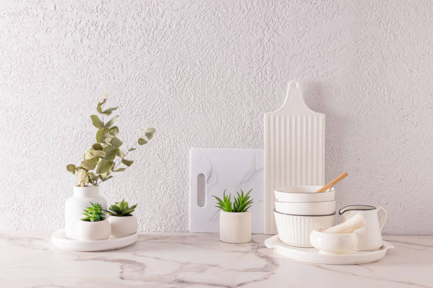 bellissimo bianco in stile minimalista sfondo cucina con utensili bianchi e fiori interni in vasi di ceramica. look frontale elegante. uno spazio di copia. - nature russia environmental conservation mineral foto e immagini stock