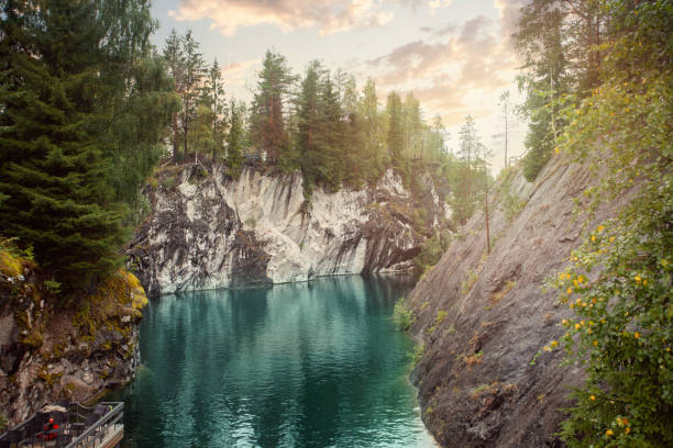 푸른 숲과 밝은 푸른 산 강의 아름다운 풍경 - karelia 뉴스 사진 이미지