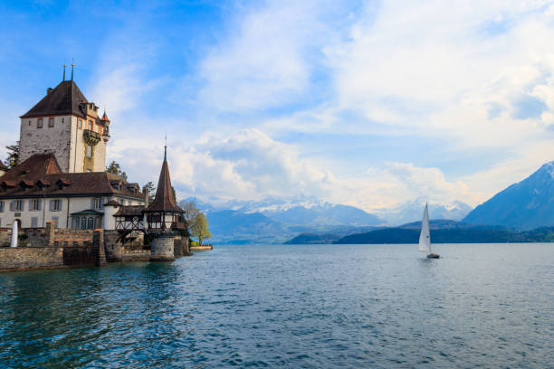 トゥーン湖のオーバーホーフェン城、スイス - berne europe tower fort ストックフォトと画像
