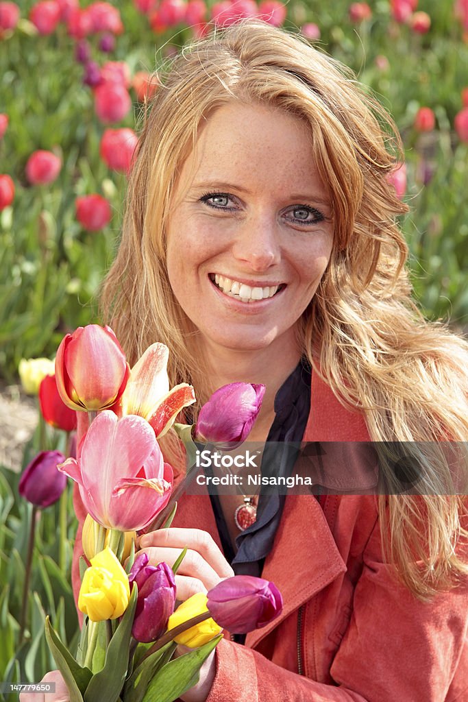 Dutch mulher entre de campos de flores da Holanda - Foto de stock de Adulto royalty-free