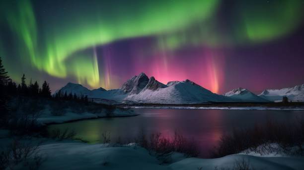 the aurora bored aurora over the mountains of alaska at night - aurora boreal imagens e fotografias de stock