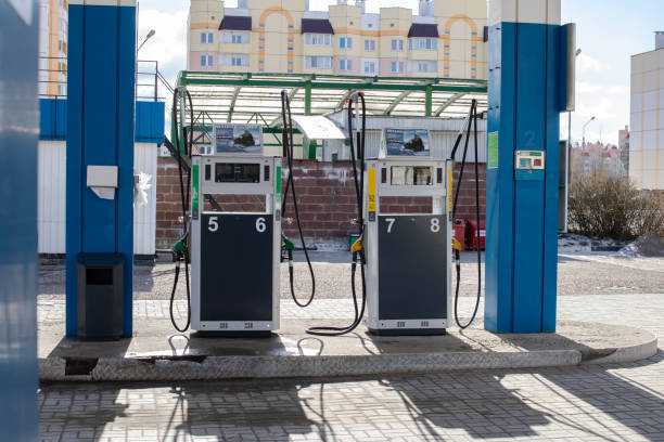 自動車用ガソリンスタンド - gasoline car buying fuel pump ストックフォトと画像