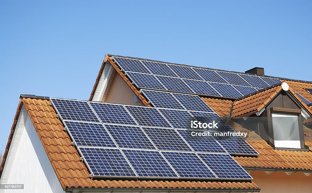 Telhado com fotovoltaica sistema - Royalty-free Casa Foto de stock