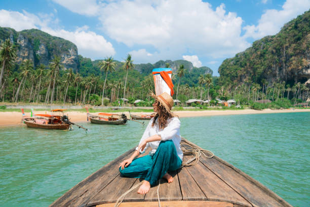 fröhliche frau, die mit einem thailändischen taxiboot reist - ao nang stock-fotos und bilder