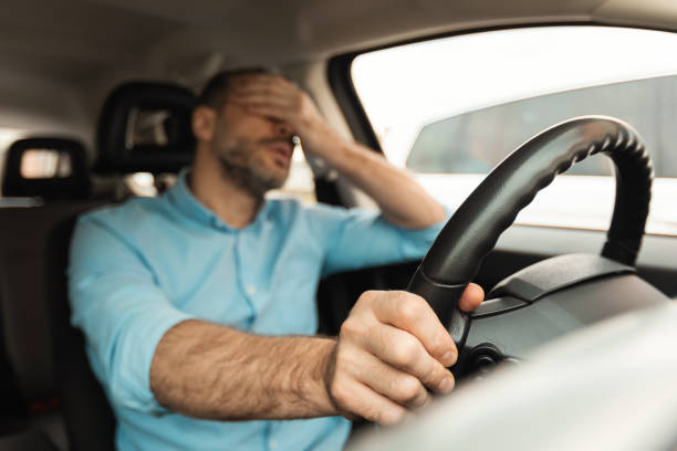 車に座って交通渋滞に巻き込まれた疲れた男 - driving car traffic men ストックフォトと画像