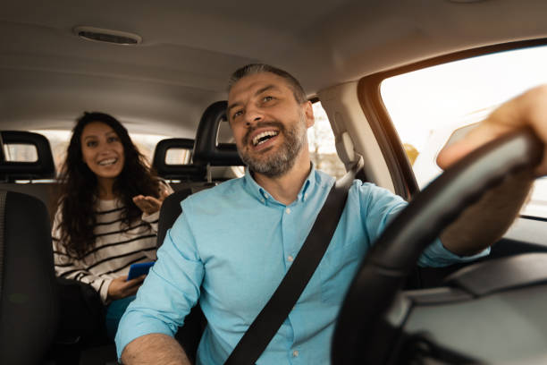 승객과 함께 차를 타는 행복한 남성 운전자의 초상화 - taxi 뉴스 사진 이미지