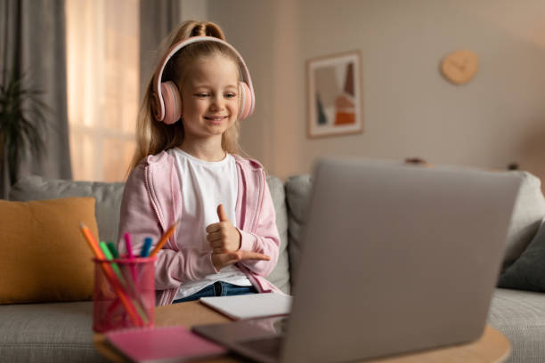 wesoła uczennica wideo dzwonienie gestykulujące kciuki w górę do laptopa w środku - six animals audio zdjęcia i obrazy z banku zdjęć