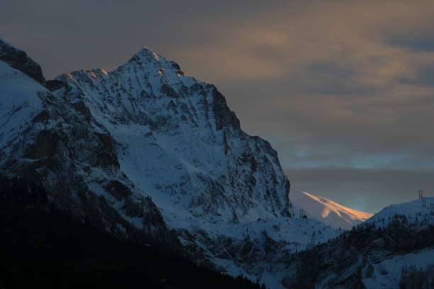 il monte arpelistock e il sandgrat illuminato dal sole - bernese oberland gstaad winter snow foto e immagini stock