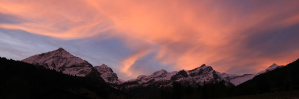cielo colorato del mattino su una catena montuosa a gsteig bei gstaad. - bernese oberland gstaad winter snow foto e immagini stock