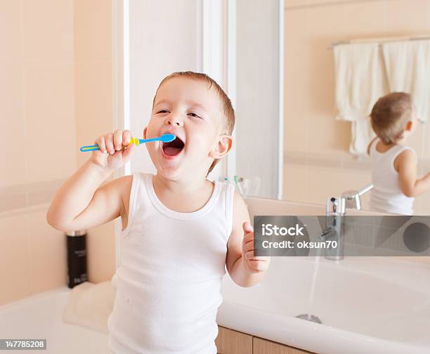 Boy クリーニングの歯のバスルーム - 1人のストックフォトや画像を多数ご用意 - 1人, お手洗い, きれいにする