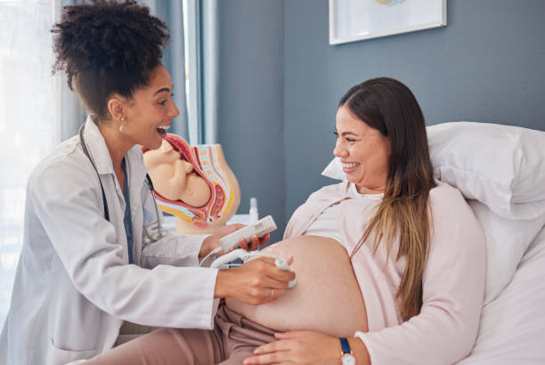 超音波医師、興奮した女性、病院のベッドに幸福、サポート、将来の家族計画。黒人女性の衛生兵、妊婦、赤ちゃんの健康のための胃に関する医療技術コンサルティング - ultrasound human pregnancy ultrasound machine doctor ストックフォトと画像