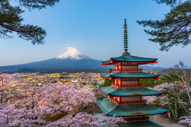 fujiyoshida, giappone alla pagoda chureito e al monte fuji in primavera - lago kawaguchi foto e immagini stock