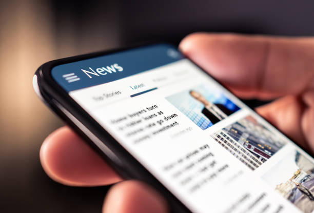 hírek online telefonon. újság olvasása a weboldalról. digitális kiadvány és magazin makett. nyomja meg a legfrissebb hírfolyamot a digitális webportálon. - újság témájú stock jellegű vizuális alkotások, jogdíjmentes fotók és képek