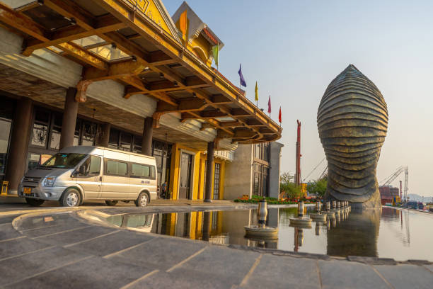 port miasta halong, gdzie wiele łodzi turystycznych rozpoczyna rejsy przez zatokę halong, która jest wpisana na listę światowego dziedzictwa unesco - halong bay zdjęcia i obrazy z banku zdjęć