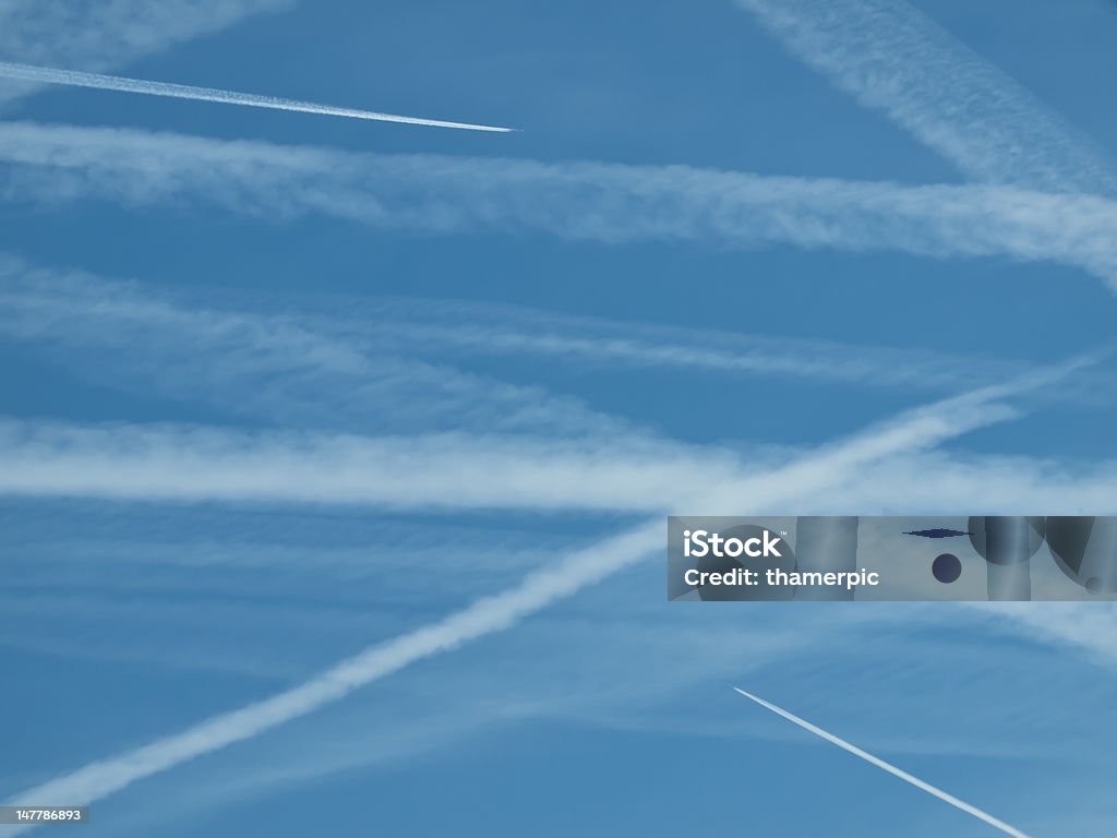 Zickzag Muster von vielen Flugzeug contrails in the sky - Lizenzfrei Blau Stock-Foto