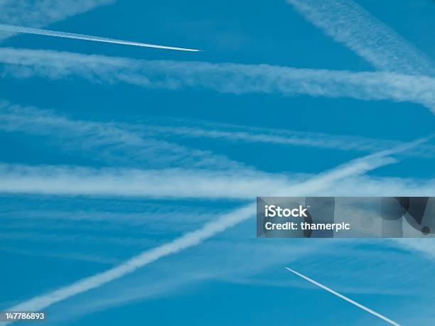 Photo libre de droit de Zickzag Motif De Nombreux Contrails Avion Dans Le Ciel banque d'images et plus d'images libres de droit de Avion