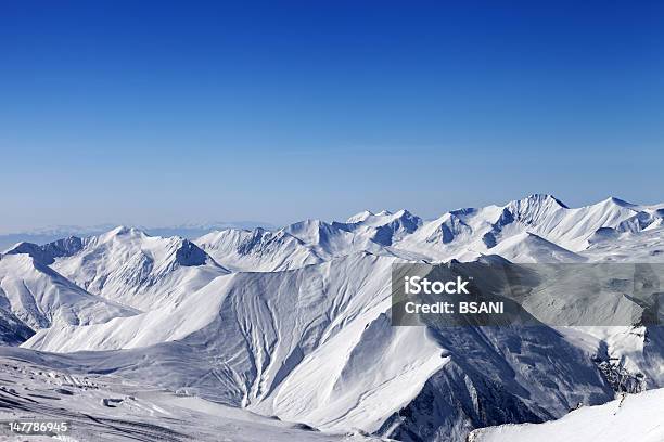 Nívea Montañas Y Cielo Azul Foto de stock y más banco de imágenes de Aire libre - Aire libre, Avalancha, Azul