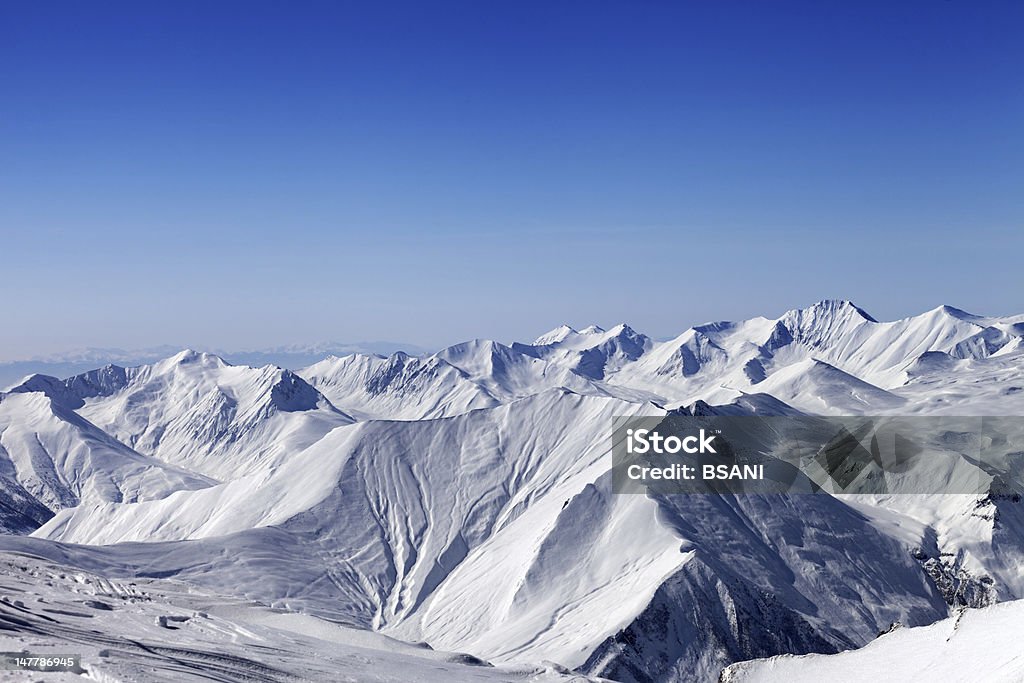 Snowy góry i błękitne niebo - Zbiór zdjęć royalty-free (Bez ludzi)