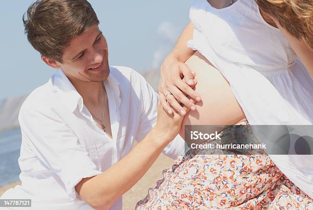 Szczęśliwy Młody Mąż I Żona W Ciąży Jego - zdjęcia stockowe i więcej obrazów Antycypacja - Antycypacja, Brzuch, Brzuch człowieka