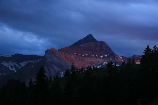 gipfel des mount oldehore bei sonnenuntergang. - berne canton switzerland landscape travel stock-fotos und bilder