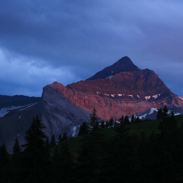 rot beleuchteter gipfel des mount oldehore, berg in den schweizer alpen. - berne canton switzerland landscape travel stock-fotos und bilder