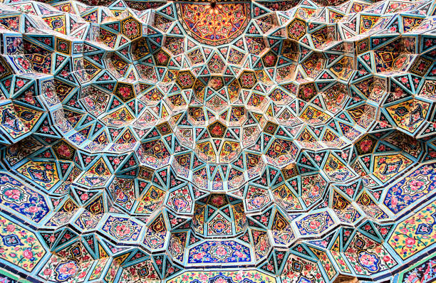 イランのイスファハーンにあるロットフォッラーモスクの壮大な幾何学的なイスラム美術 - islam art mosaic pattern ストックフォトと画像