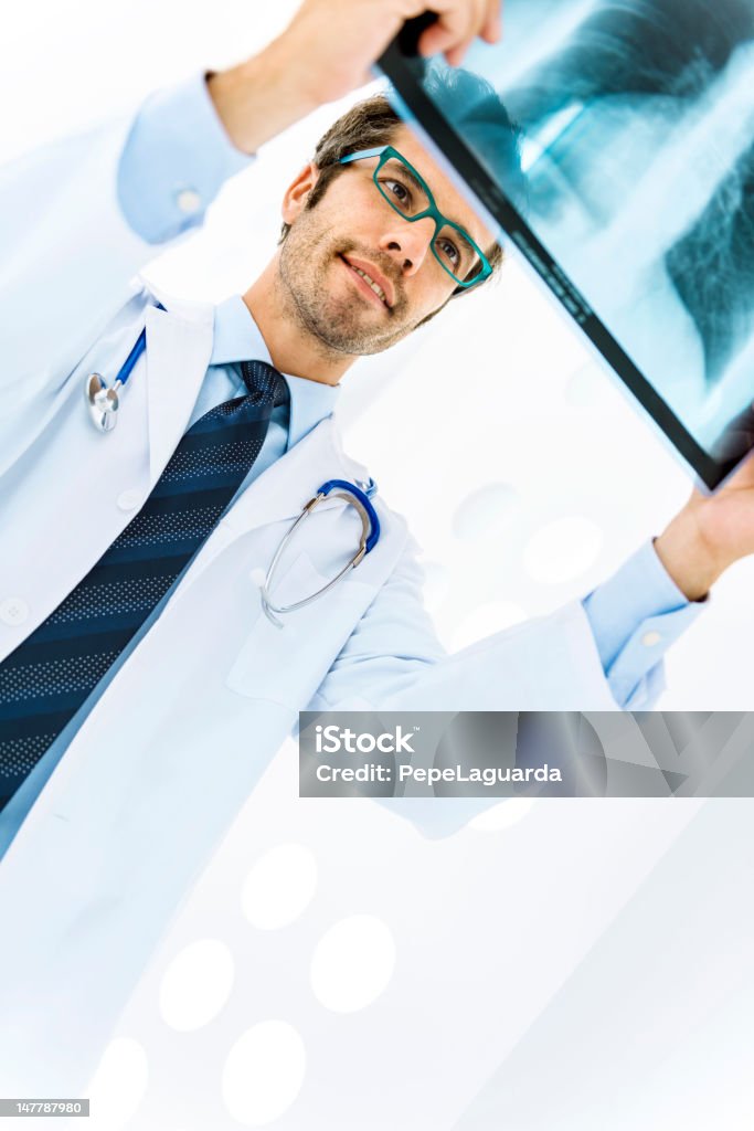 Médecin contrôle X-Ray - Photo de Équipement technique médical libre de droits