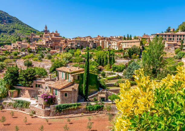 panorama da vila de valldemossa, ilha de mallorca, espanha - valldemossa - fotografias e filmes do acervo