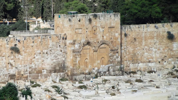 золотые ворота, иерусалим, старый город, вид с елеонской горы - west old israel wall стоковые фото и изображения