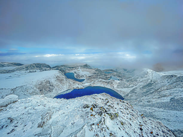 prima neve catturata in cima ai sette laghi di rila - rila mountains foto e immagini stock