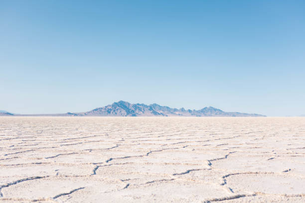 le saline di bonneville nello utah - salt flat foto e immagini stock