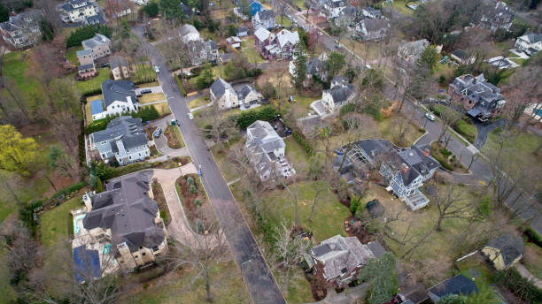 istock Homes in an old affluent neighborhood 1477918156