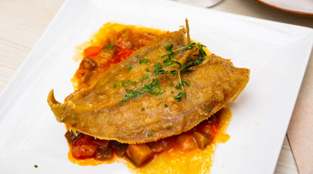 жареная рыба с растительным маслом и тушеными овощами - fish fillet dover sole baked стоковые фото и изображения